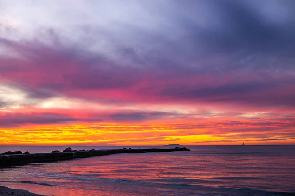 Cais Mar Mediterrâneo Toscana Pôr Sol Com Uma Ilha Veleiro — Fotografia de Stock