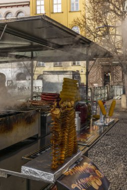 Tipik yerel sosisler, mısır koçanları ve patateslerle dolu bir tezgah.