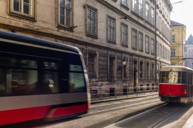 Prag 'daki modern ve eski tramvaylar güneşli bir günde hareket ediyor