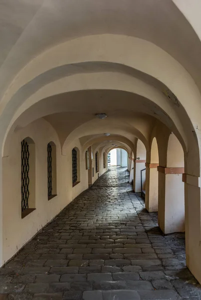 Un paseo en arco cubierto vacío en Praga —  Fotos de Stock