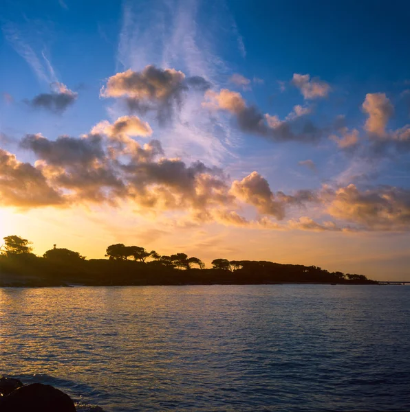 Nascer do sol colorido na costa toscana no inverno com o sol refl — Fotografia de Stock