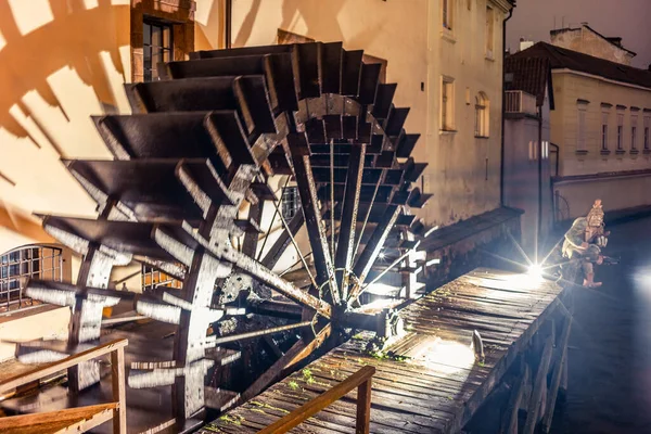 Hjul på en gammal vattenkvarn i mitten av Prag spinning på ni — Stockfoto