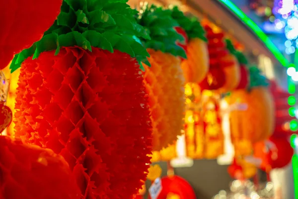Latarnie w kształcie ananasa na chiński Nowy Rok w Sing — Zdjęcie stockowe