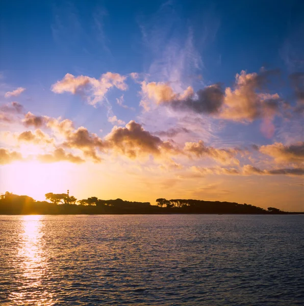 Nascer do sol colorido na costa toscana no inverno com o sol refl — Fotografia de Stock
