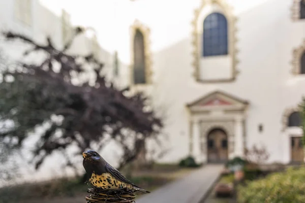 Detalle de un ave scultpure en el patio exterior de la iglesia o — Foto de Stock