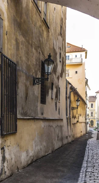 Тихий старый переулок в Праге днем — стоковое фото