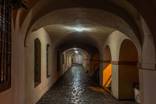 Пустая арочная прогулка по Праге — стоковое фото