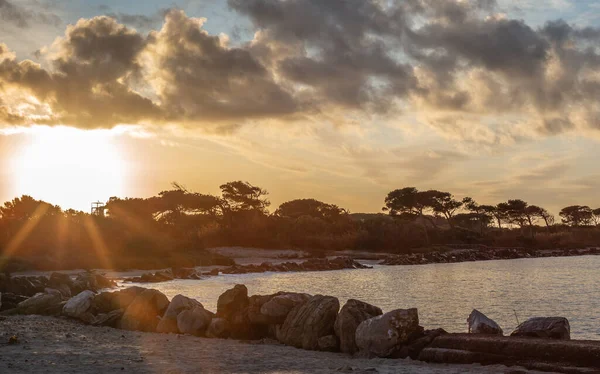 O nascer do sol nas dunas na costa toscana no inverno coberto i — Fotografia de Stock