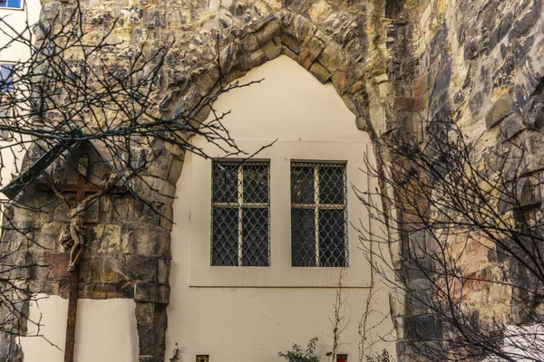 Deatail de una ventana en el patio exterior de la Iglesia de la Ma — Foto de Stock