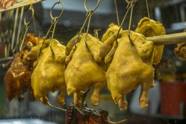 Si 'de bir sokak tezgahında kızarmış tavuk.