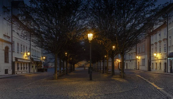 Una tranquilla vecchia piazza di ciottoli a Praga durante la mattina presto — Foto Stock