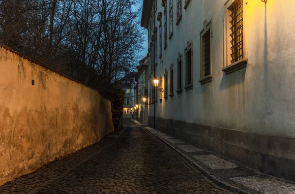 Un tranquilo antiguo callejón empedrado en Praga durante la madrugada — Foto de Stock