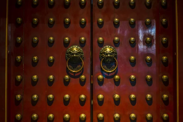 Detalle de una entrada de casa en un estilo tradicional en Singapur — Foto de Stock