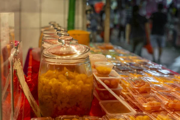 Bunte Trockenfrüchte und Bonbons auf einem Nachtmarkt in Singa — Stockfoto