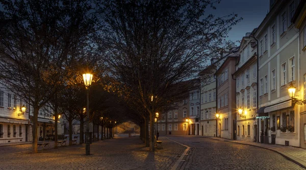 Una tranquilla vecchia piazza di ciottoli a Praga durante la mattina presto — Foto Stock