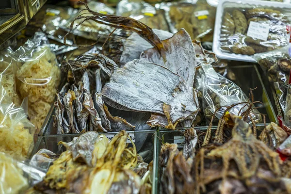 Un tas de poisson séché chinois typique au marché nocturne de Singapour — Photo