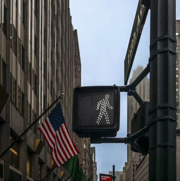 Een Verkeersbord Fifth Avenue New York Met Amerikaanse Vlag Achtergrond — Stockfoto
