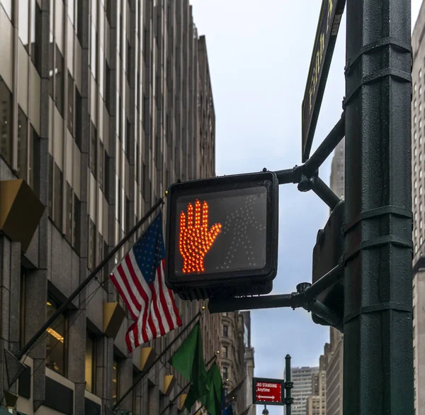 Signál Pro Pěší Přechod Páté Avenue New Yorku Americkou Vlajkou — Stock fotografie