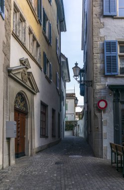 Zürih 'in merkezinde dar kaldırımlı sokaklar, tecrit sırasında terk edilmiş.