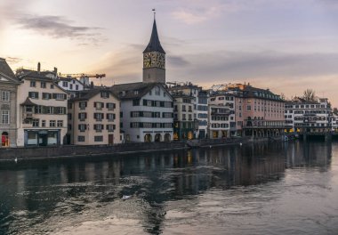 Gün batımında Coronavirus tecridi sırasında Limmat ve terk edilmiş eski kasaba Zürih 'in nehir manzarası