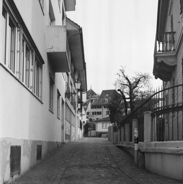 チューリッヒ旧市街の中心部の狭い石畳の通りは 黒と白のアナログ技術で撮影されたロックダウン中に捨てられました — ストック写真