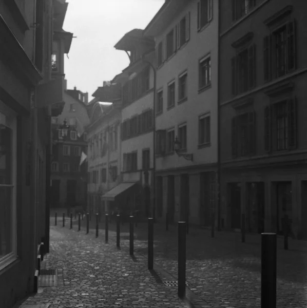 Calles Estrechas Empedradas Centro Del Casco Antiguo Zurich Desiertas Durante — Foto de Stock