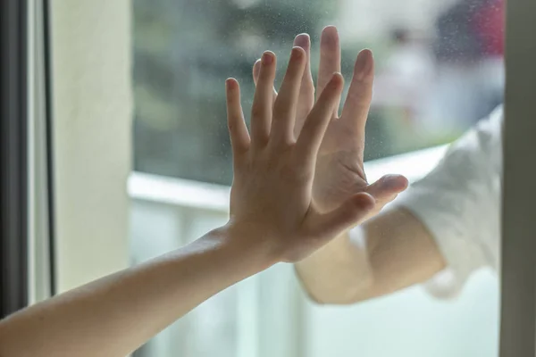 Handen Gescheiden Door Een Glazen Raam Voor Sociale Afstand Tijdens — Stockfoto