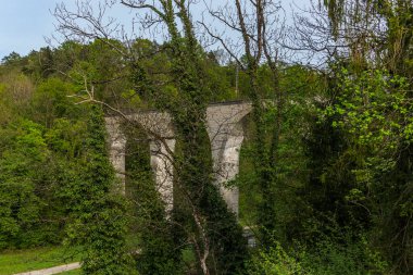 Dar bir vadiyi geçmek için taş kemerli bir demiryolu köprüsü.