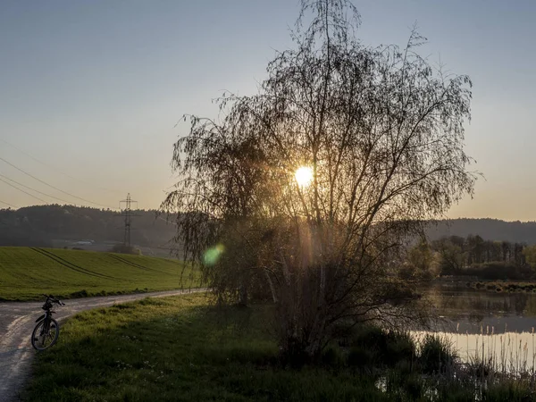 Una Bicicleta Camino Tierra Frontera Lago Suiza Primavera Atardecer — Foto de Stock