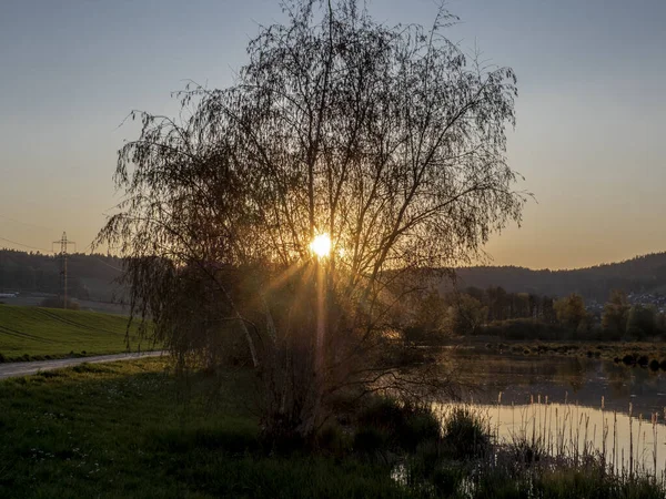 春にスイスのStadelの村の近くの湖の夕日 — ストック写真