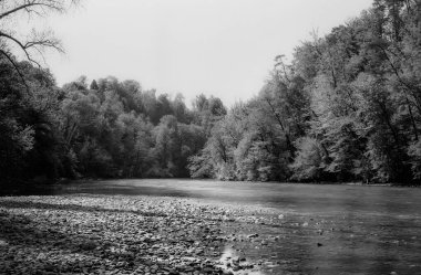 Bahar boyunca İsviçre 'de akan Reuss nehrinin analog siyah beyaz filmlerine uzun süre maruz kalma