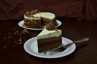 Kek. Beyaz, koyu ve acı çikolatadan üç tane.