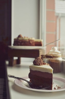 Önplanda, bir parça kek 