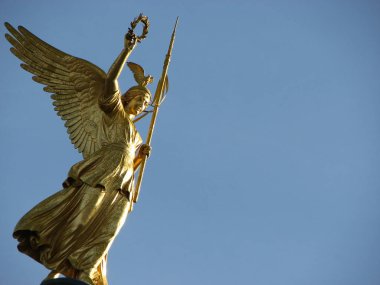 Soluk sabah ışığında Berlin Zafer Sütunu