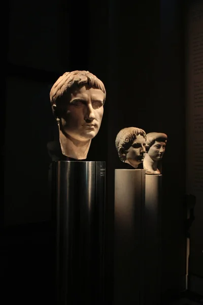 Antigo Retrato Mármore Romano Bustos Escuro — Fotografia de Stock