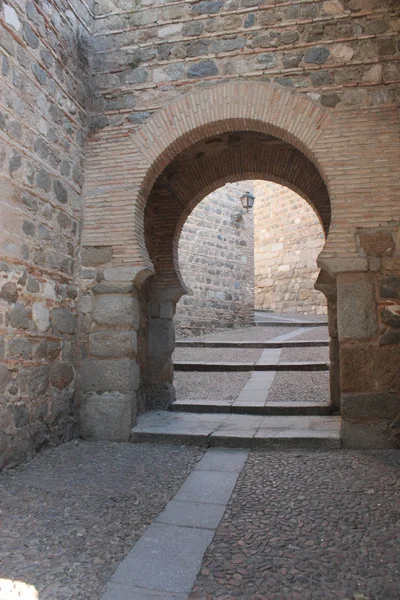 İspanya 'da Toledo' da sokak kemeri gibi.