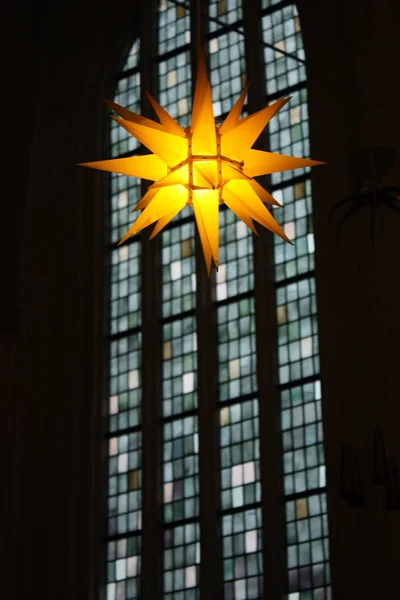 Feestelijk Verlichte Duitse Kerstster Met Kerkraam — Stockfoto