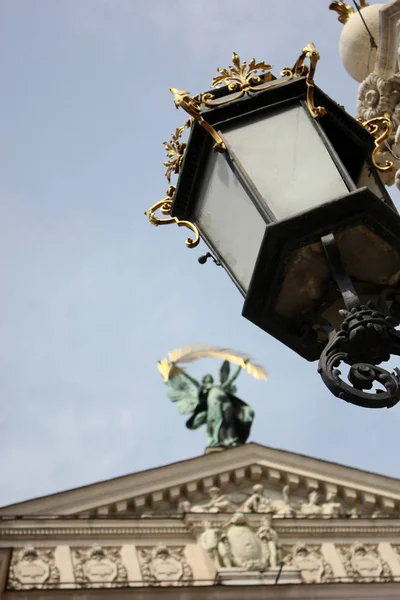 Lanterna Dourada Frente Casa Ópera Nacional Lviv Ucrânia — Fotografia de Stock