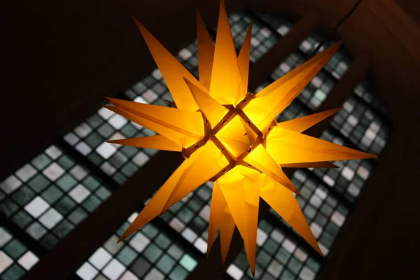 Étoile Noël Allemande Illuminée Festive Avec Fenêtre Église — Photo