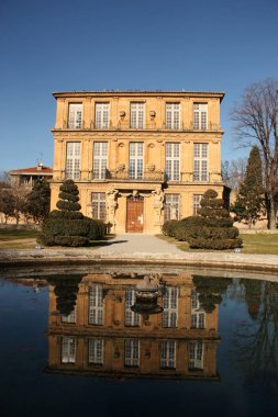 Güneşli havalarda barok bahçesi olan eski bir Fransız villası.