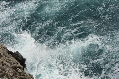 Fırtınalı bir günde gökyüzünden görünen dalgalar.