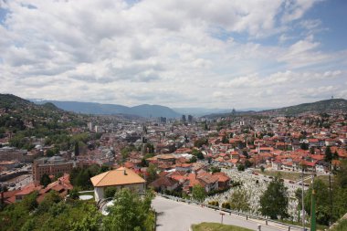 Bosna-Hersek 'te güneşli bir tepeden Saraybosna manzarası