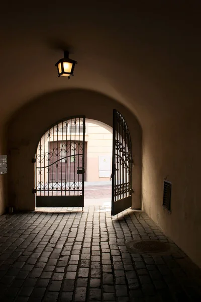 Arco Antigo Portão Com Ferro Ornamentado Porta Pedras Paralelepípedos — Fotografia de Stock