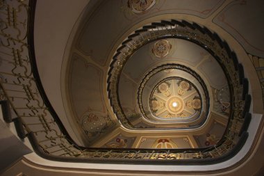 Riga, Letonya 'daki antik süslemeli sanat merdiveni