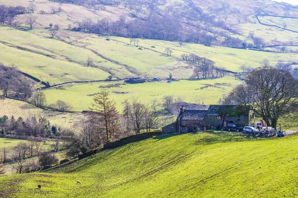 Blick von den Bergen über grüne Wiesen — Stockfoto