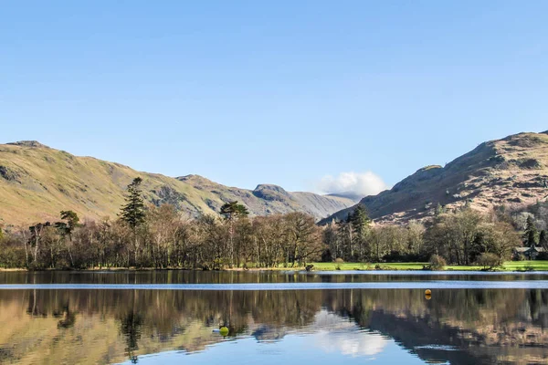 Bergreflexionen in der Brathay Bay — Stockfoto