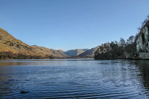 Mavi gökyüzü ile Dağların üzerinden muhteşem görünümü