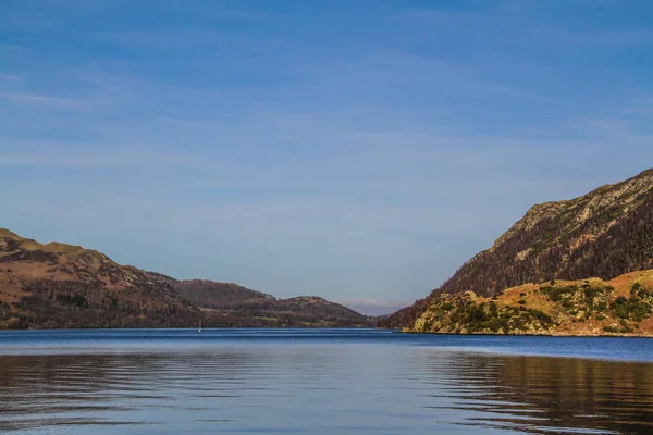 Bella vista sulle montagne con cielo blu — Foto Stock