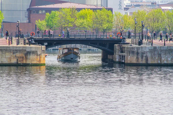 Köprünün altında yelken feribot gezisi