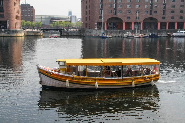 Liverpool, Büyük Britanya - 24 Şubat 2014: sarı turist Albert Dock yelkenli tekne